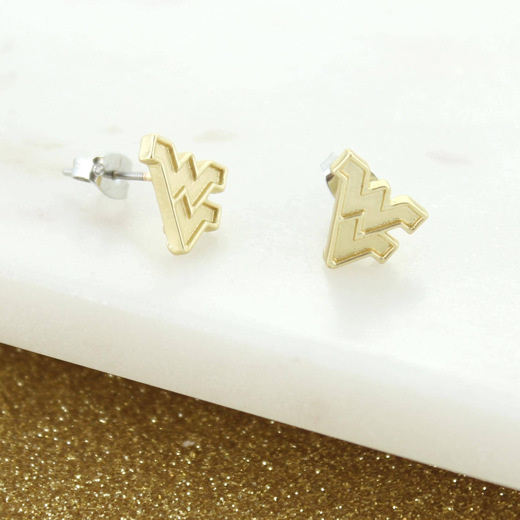 Boucles d'oreilles à tige en or mat avec logo West Virginia pour la vente par Seasons Jewelry