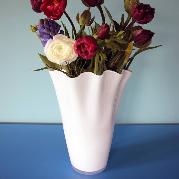 Signature Home Collection GmbH - Wholesale Vase - Waved white opaque glass vase glass vase 8