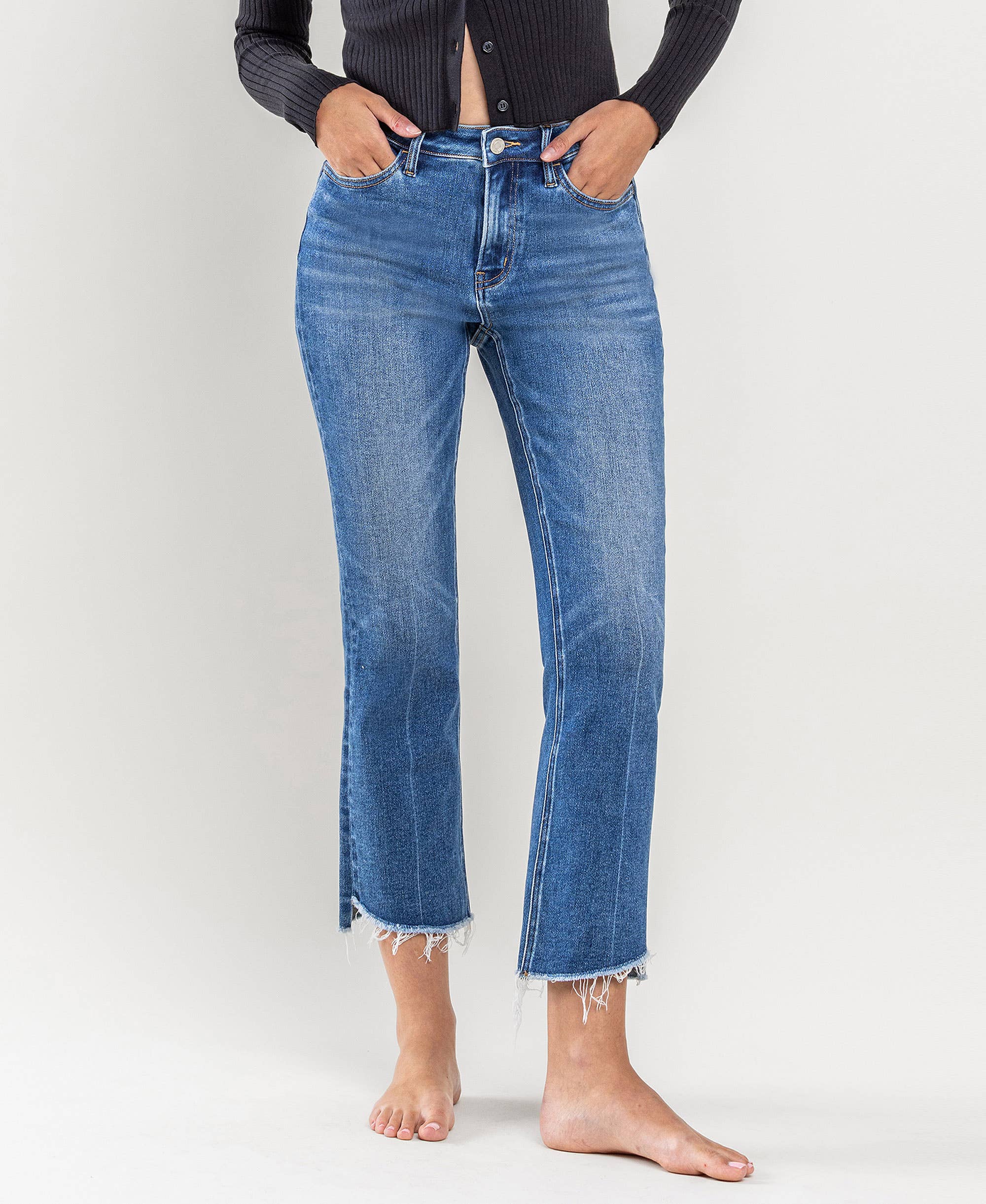 ERMUTIGEND KICK-FLARE-JEANS MIT HOHEM BUND UND RAUEN STUFEN AM SAUM T5910 für den Großhandel auf Faire7