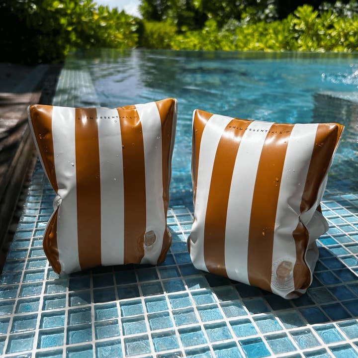 Bruin Wit Swim Essentials | Flow Bruin/Witte Zwembandjes 2-6 jaar for wholesale on Faire