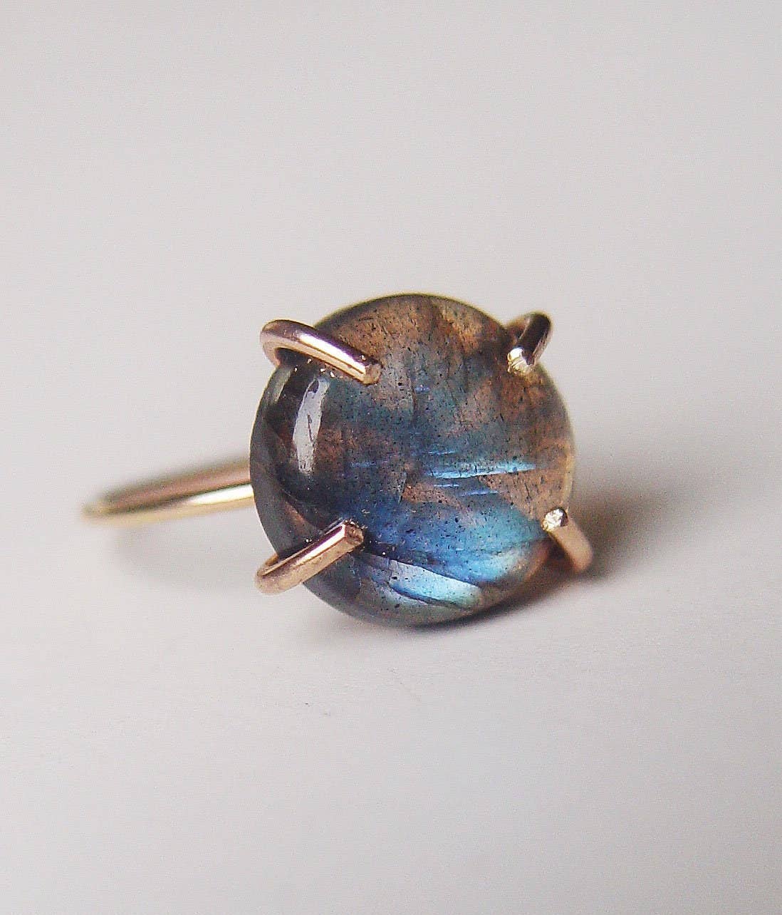 Friedasophie – Engroshandel Statementring – Glat Labradorit guldring1