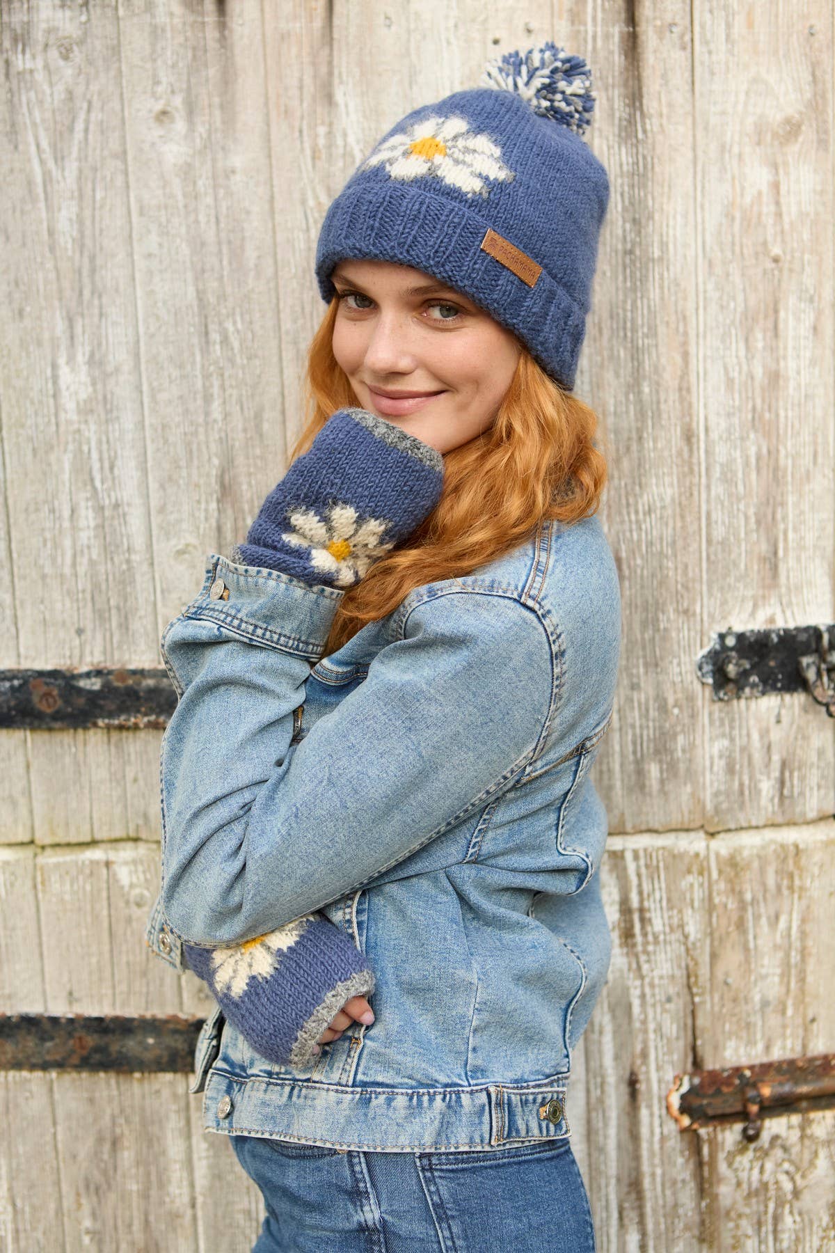 Denim Daisy Flower Blauwe Fleece Gevoerde Gebreide Wol Bobble Muts voor groothandel op Faire5