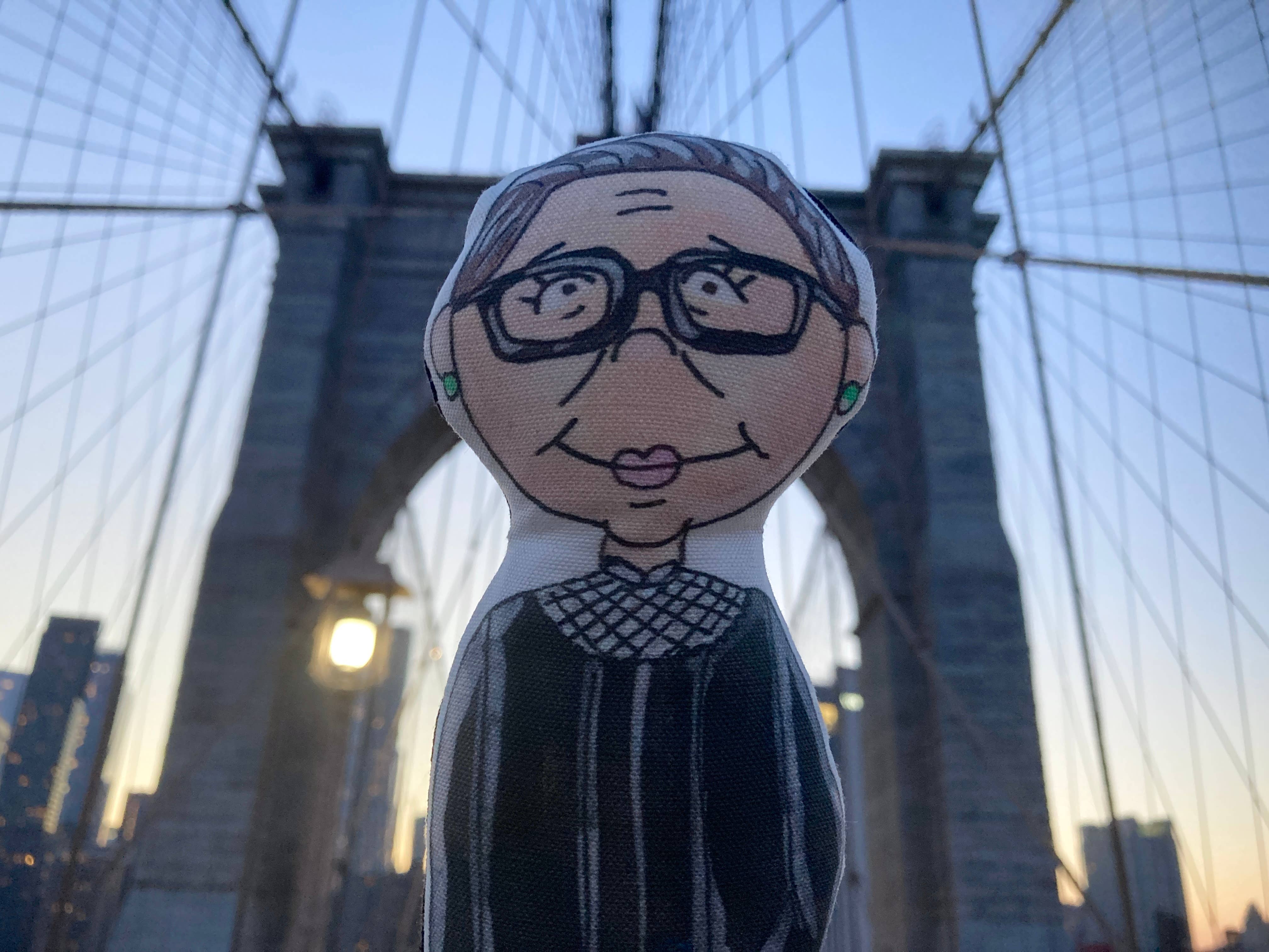 KAHRI - Venta al por mayor Muñeca - Niños - Muñeca Little Ruth inspirada en la jueza Ruth Bader Ginsburg3