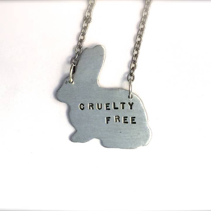 Cruelty Free Sitting Rabbit ketting voor wholesale door Christy Robinson Design