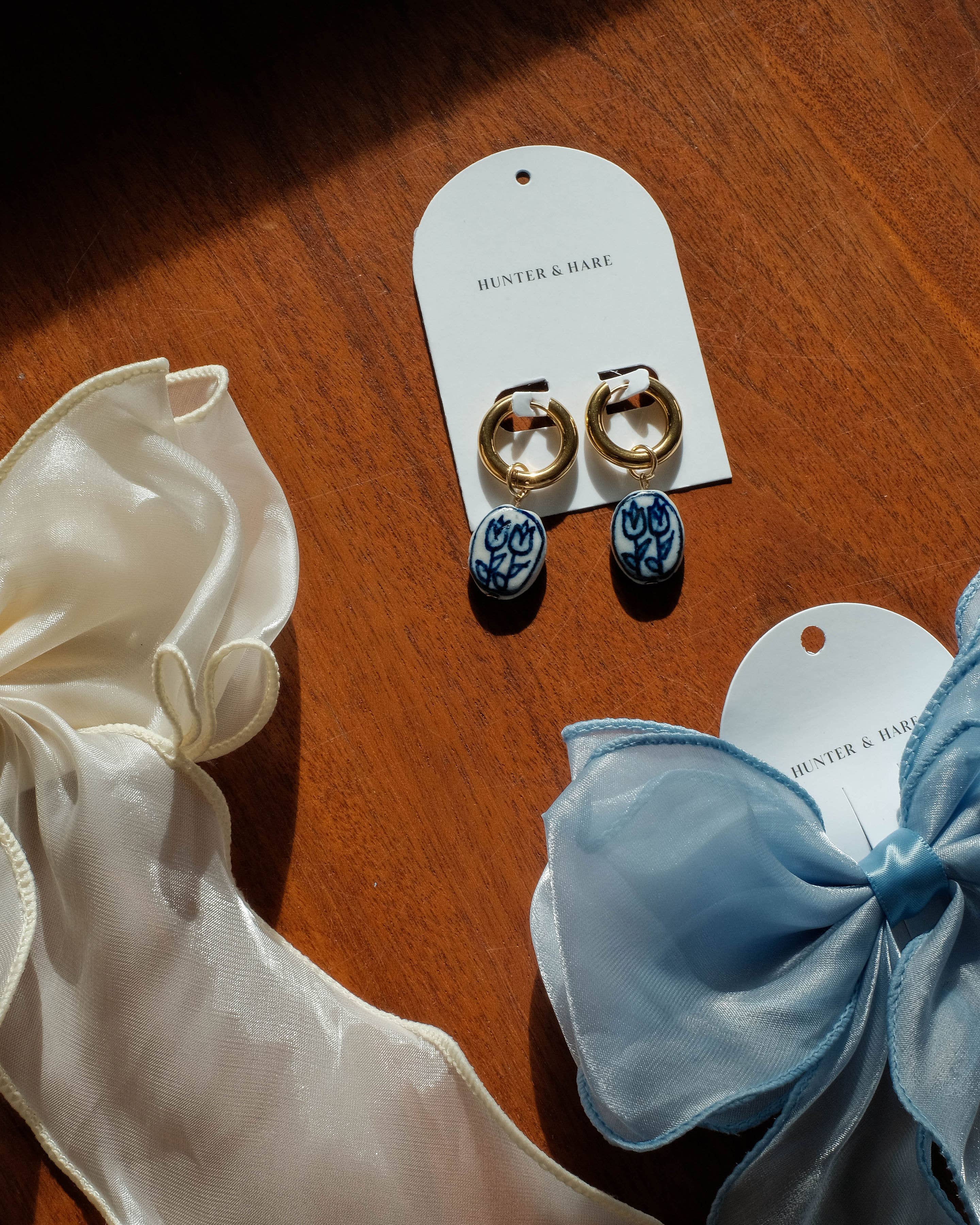 Hunter & Hare – wholesale Hoop-örhängen – Chloe Tulip Porslinpärlörhängen3