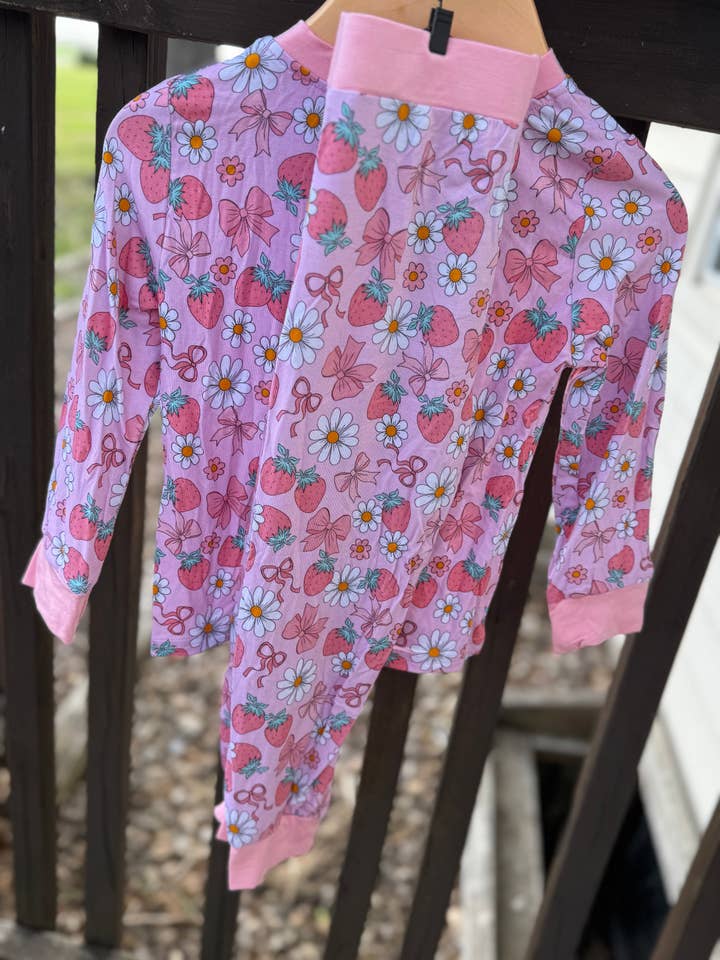 Mommy & Wren - Wholesale Sleepsuit – Baby - Strawberry & Bows Set