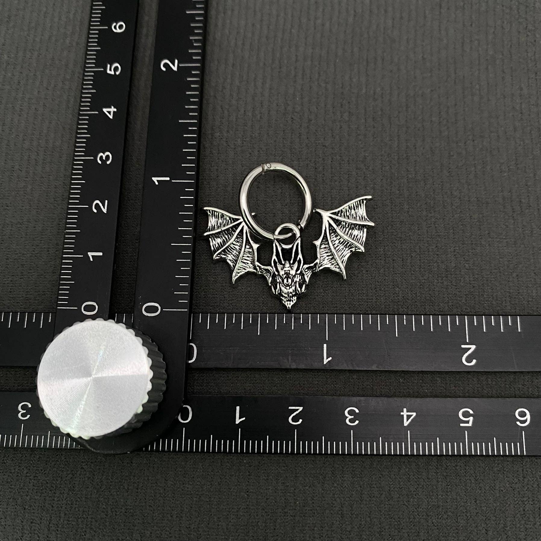 Mio Queena – Großhandel Huggie-Ohrring – Gotische Fledermaus-Umarmungs-Ohrringe - GT3