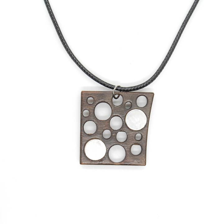 Quadratischer Holzanhänger mit Löchern und Metallakzenten für den Großhandel von Lilja Firenze