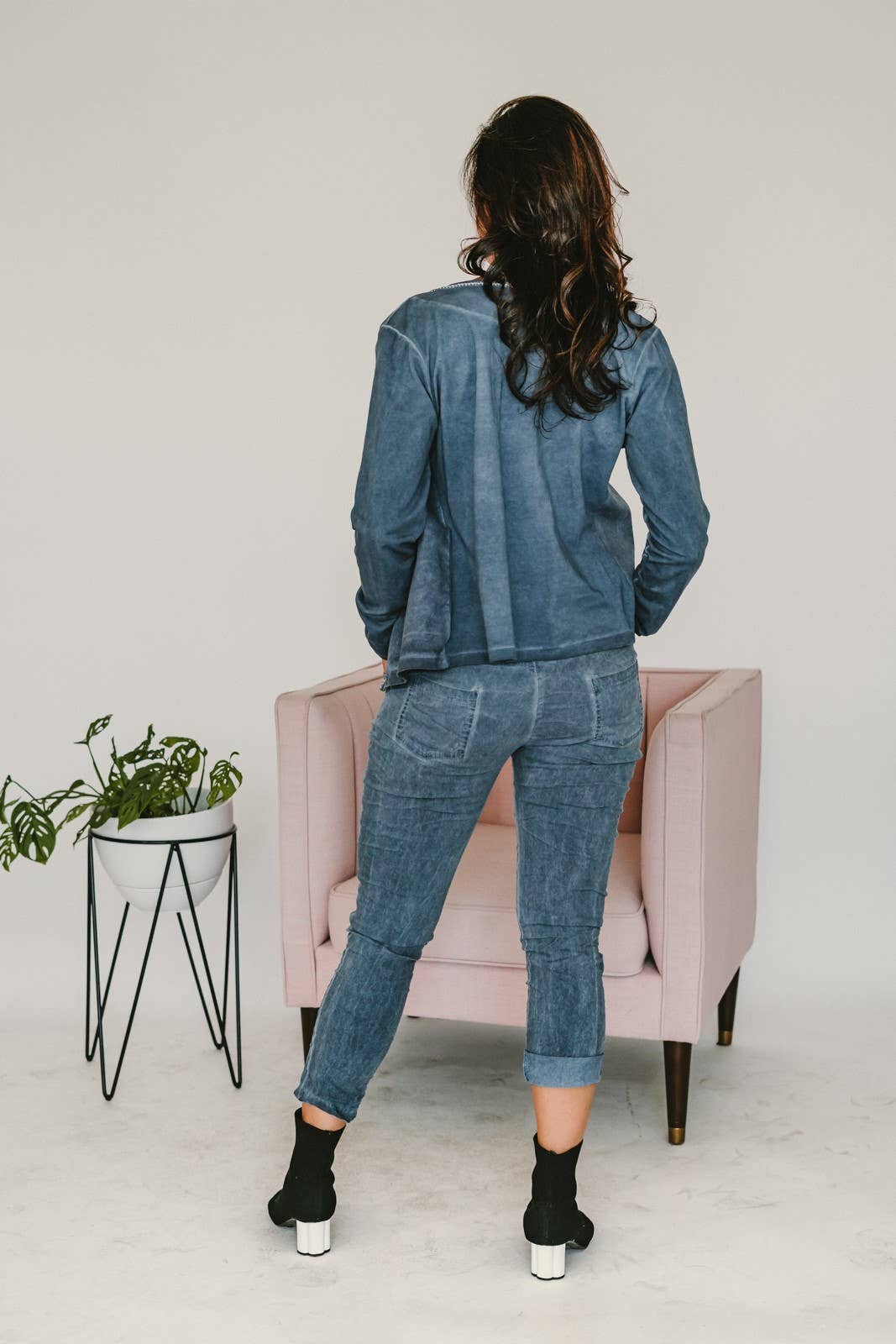 Dance in Paris – Calças - Mulher por atacado – Calças Elásticas com Quatro Bolsos e Acabamento Discreto em Veludo nas Laterais2