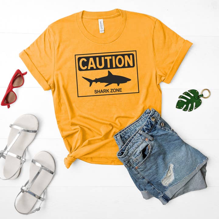 Caution Shark Week T-Shirt mit lustigem Periodenmuster für den Großhandel von Sights Ink