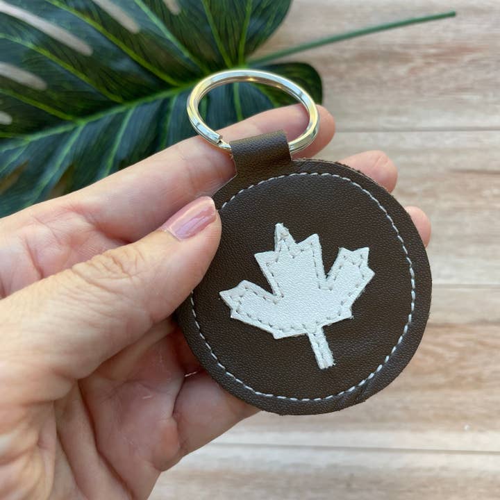 Portachiavi in pelle, marrone con foglia d'acero, vera pelle per la vendita all'ingrosso da parte di Mally Designs