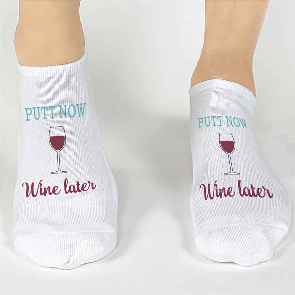 Blanc Putt Now Wine Later - Chaussettes de golf amusantes - Chaussettes invisibles en vente sur Faire0