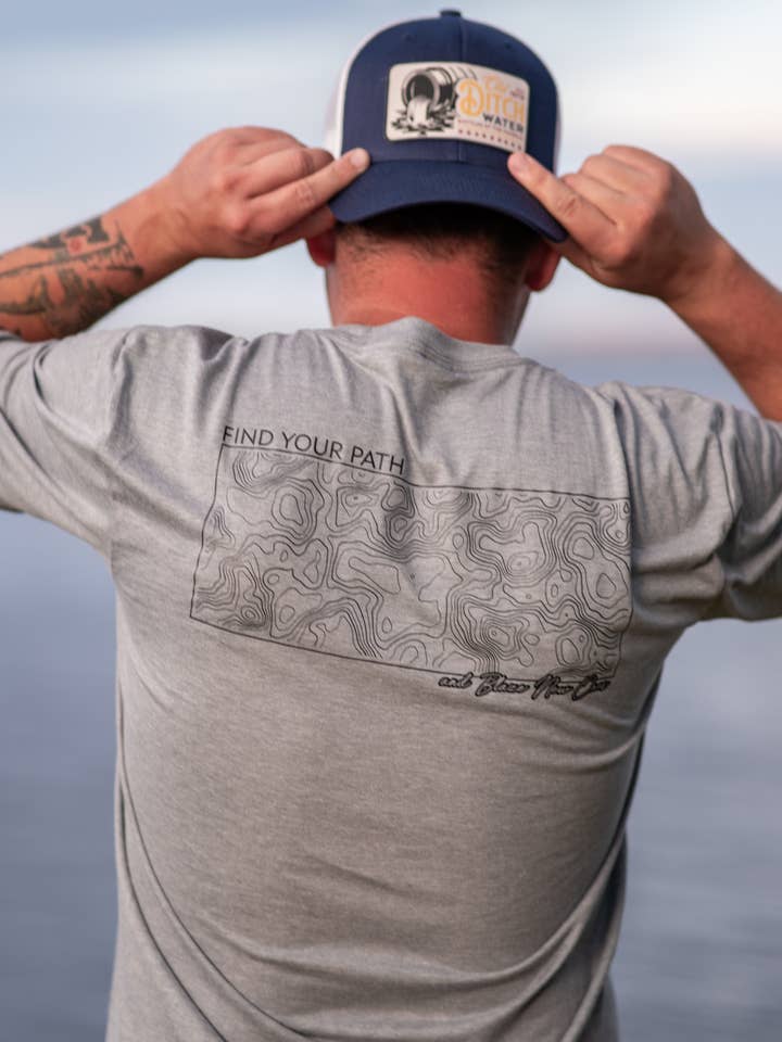 Trouvez votre chemin pour la vente par Brave Country Outfitters