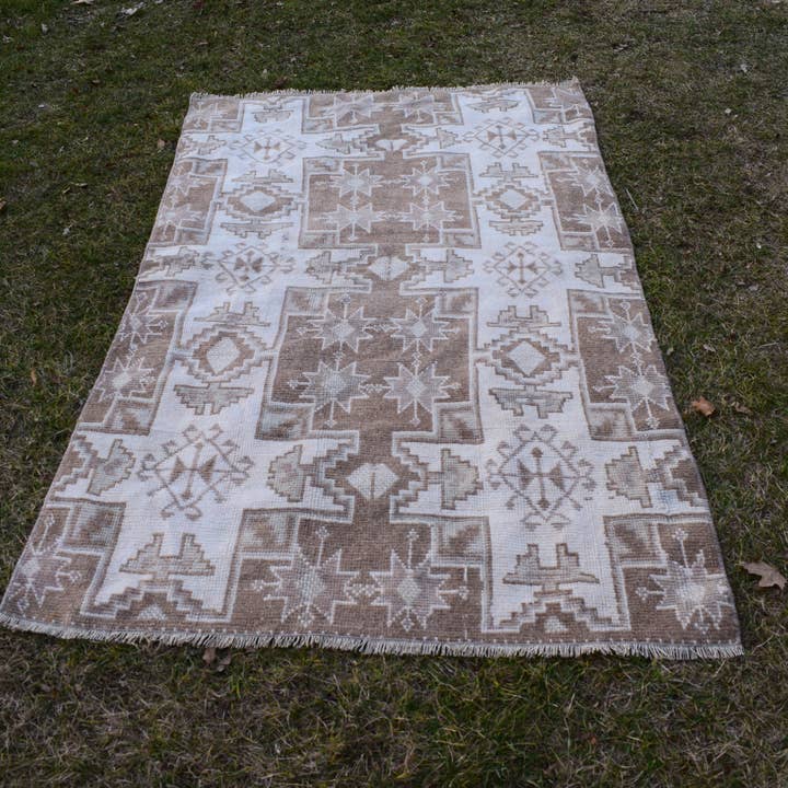 1970-talets nödställda turkiska Oushak handvävd matta 3′8 ″ × 6′3 ″ för wholesale av Vintage Pillows Store