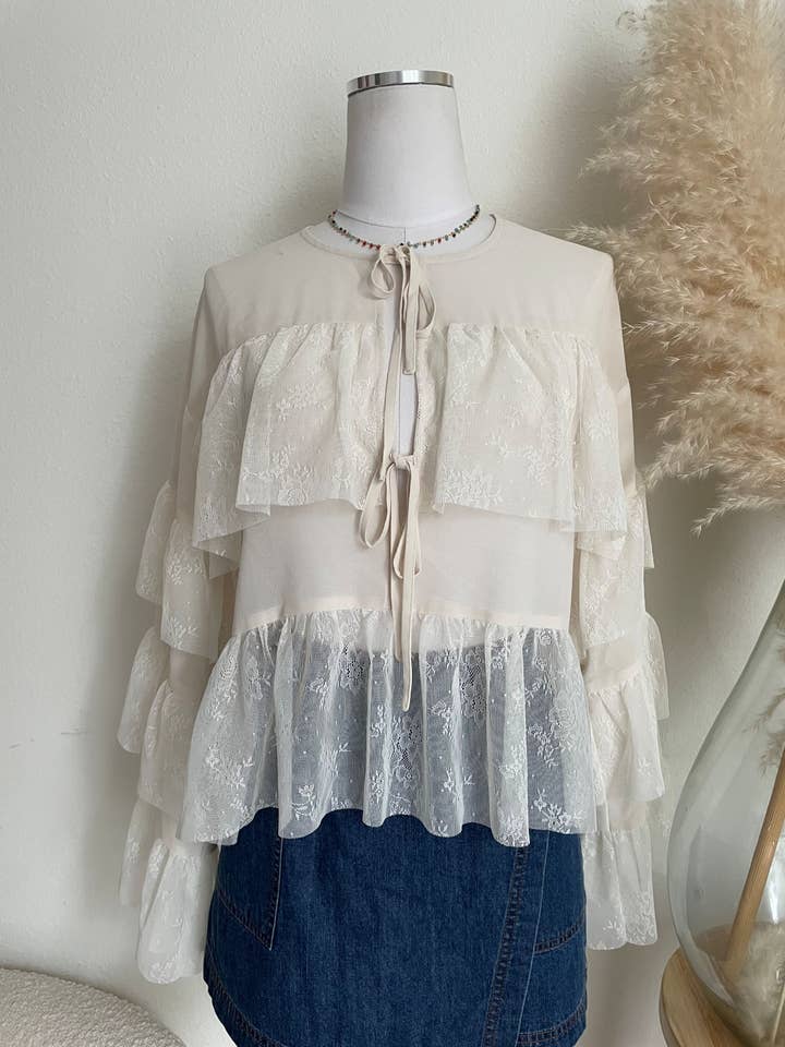 BLOUSE À VOLANTS AVEC LACET À NOUER DEVANT pour la vente par ACOA COLLECTION