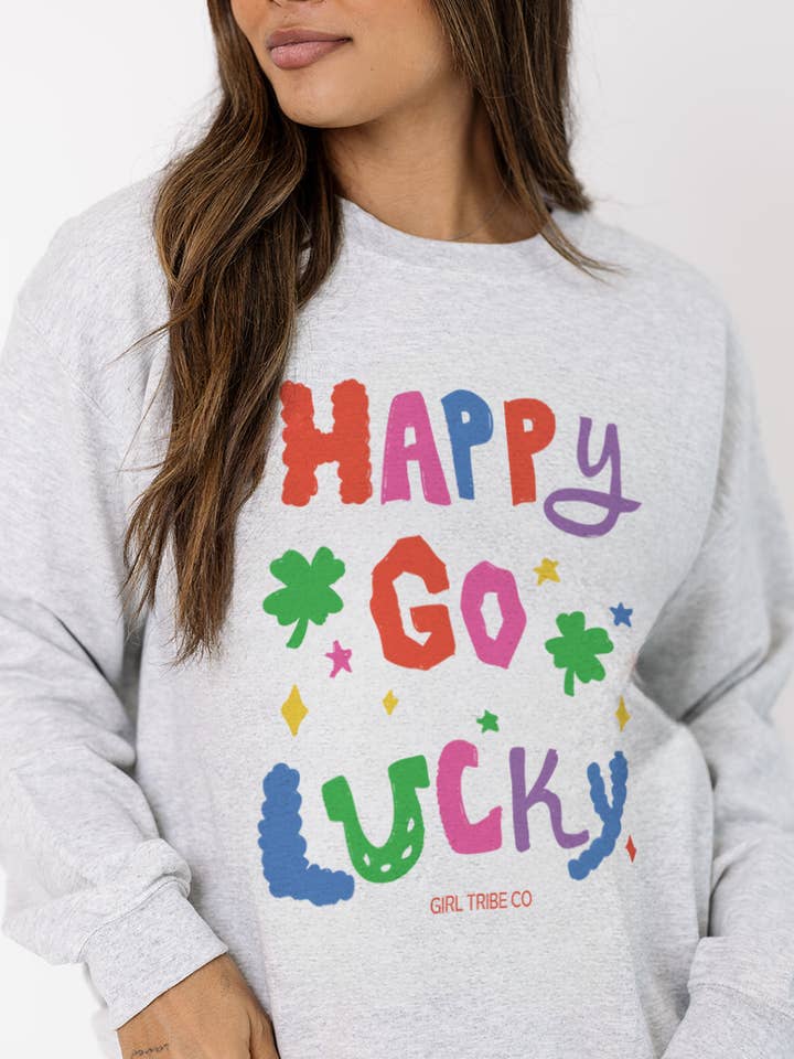 Sweatshirt Happy Go Lucky en cendre pour la vente par Girl Tribe Co