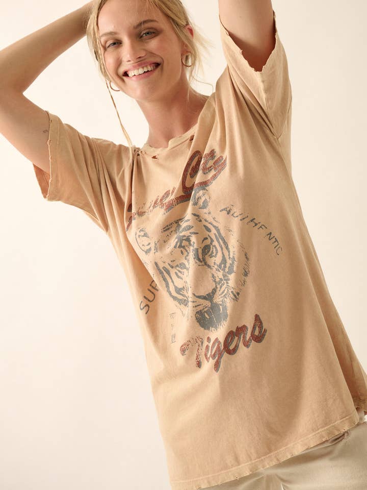 River City Tigers Distress Oversize Graphic T-shirt för wholesale av Promesa USA