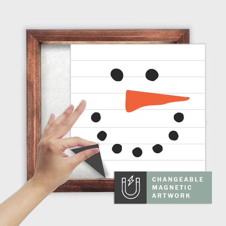 Magnetisk säsongsdekorinsats för utbytbar skylt (Medium): Snögubbe på konstträ | Jul & Vinter | Magnetisk skyltblanka säljs separat för wholesale av Simpler Seasons Decor