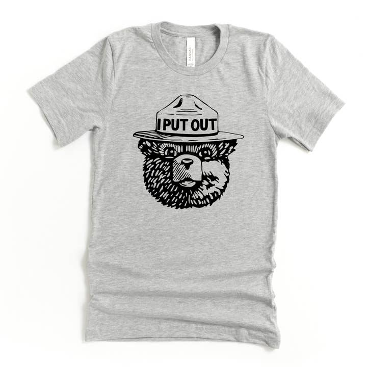 208 Tees - Vente T-shirt sérigraphié – unisexe - T-shirt graphique de camping hilarant "Je m'éteins" | Manches longues 2064