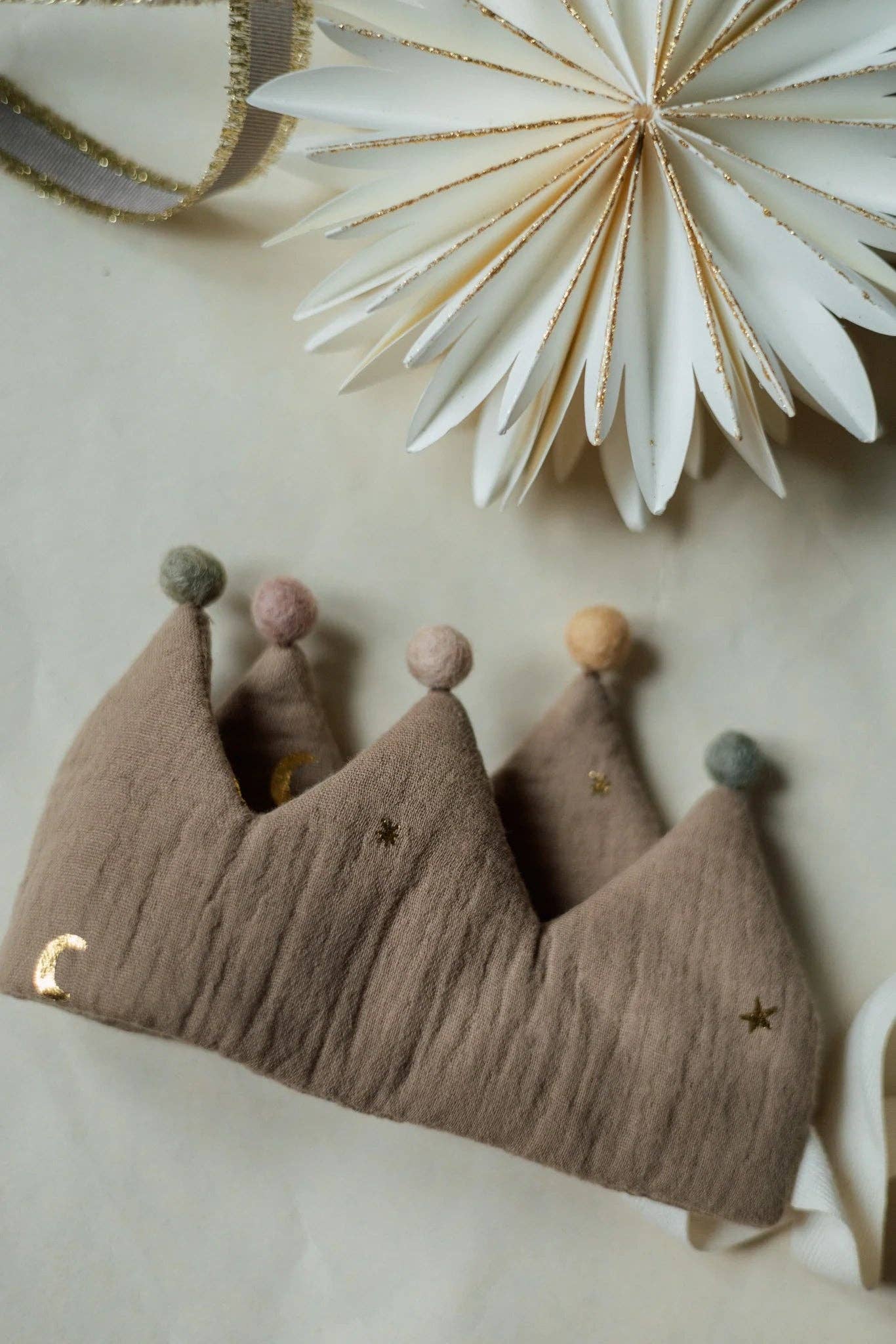 TISU – Engroshandel Festhat/krone – TISU børnekrones i taupe6