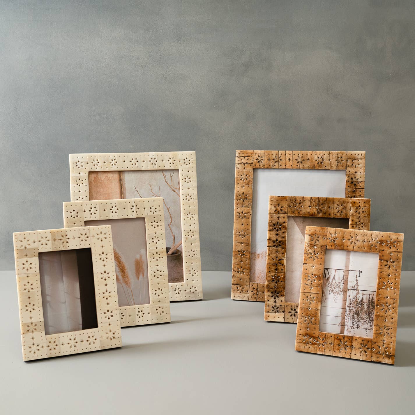 India Handicrafts Inc - Vente Cadres photos - Cadres découpés floraux LG, blanc et marron1