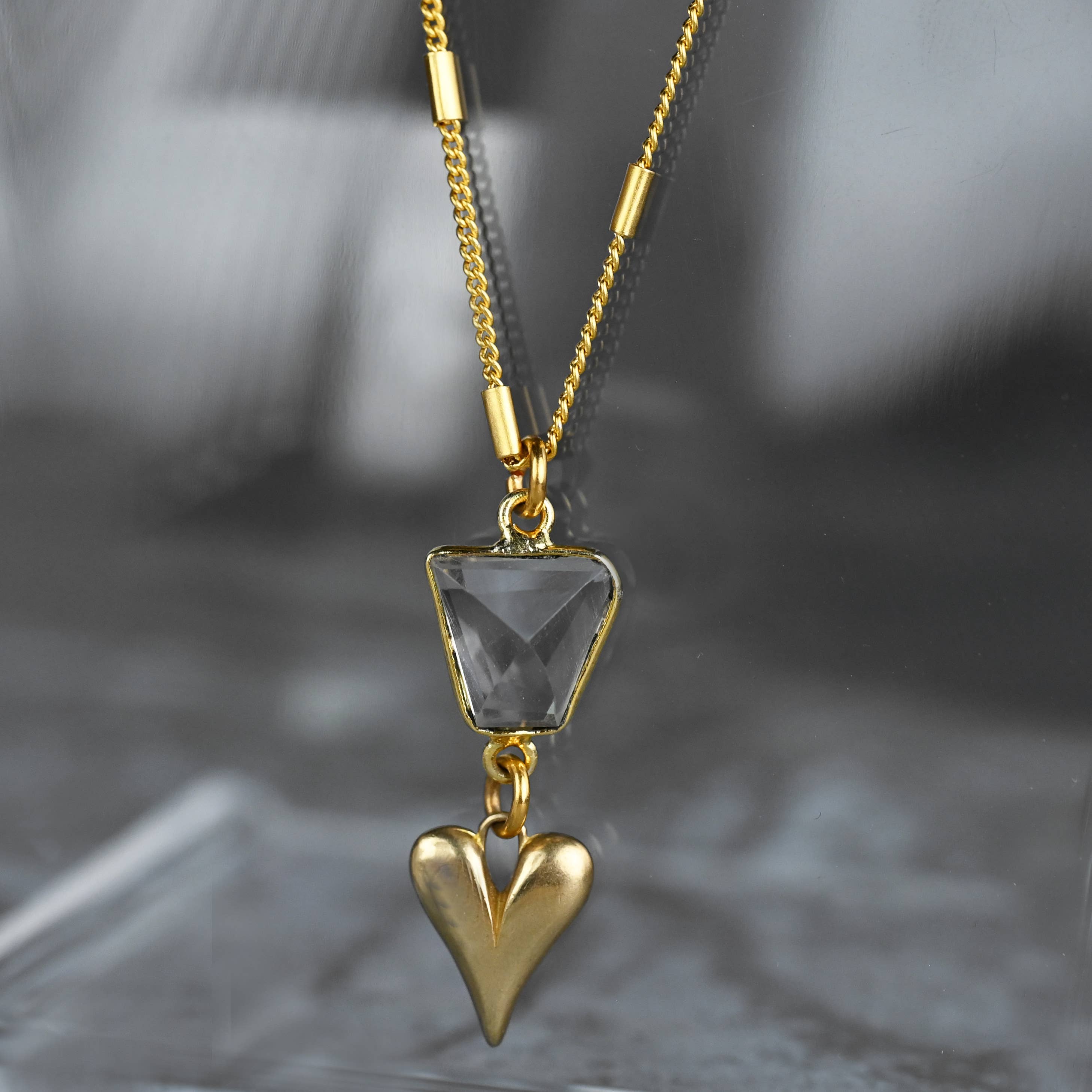 KBD Studio - Vente Colliers à pendentif - Cœur sculpté en laiton avec collier en quartz en cristal5