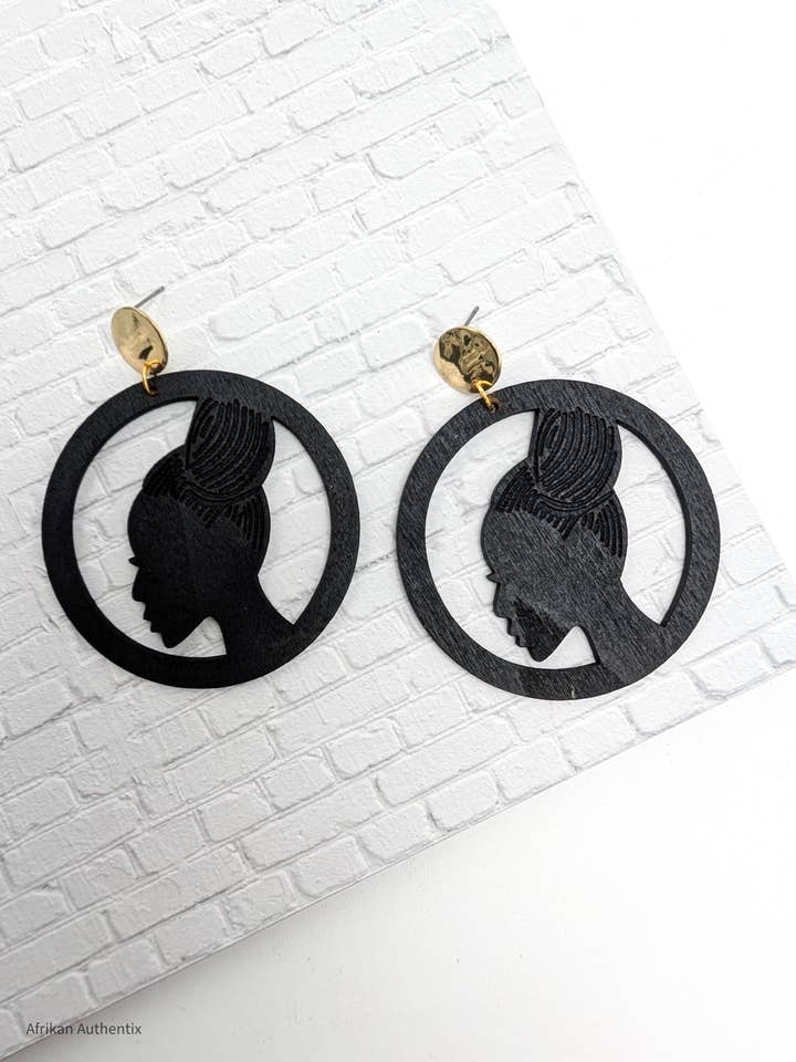 Orecchini in legno con silhouette di donna africana per la vendita all'ingrosso da parte di Afrikan Authentix