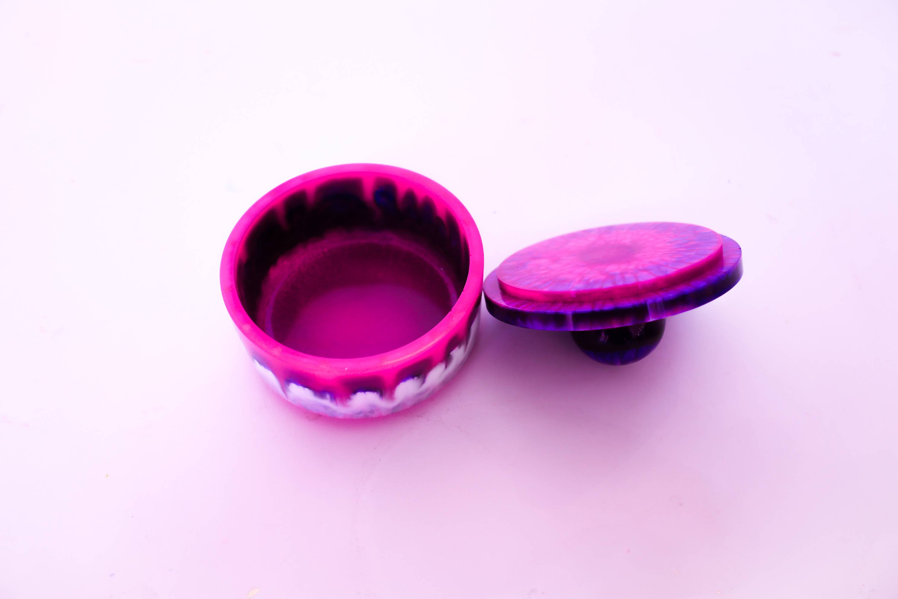 Resin at the Disco - Venta al por mayor Bandejas/platos/boles decorativos - Recipiente Rosie con tapa9