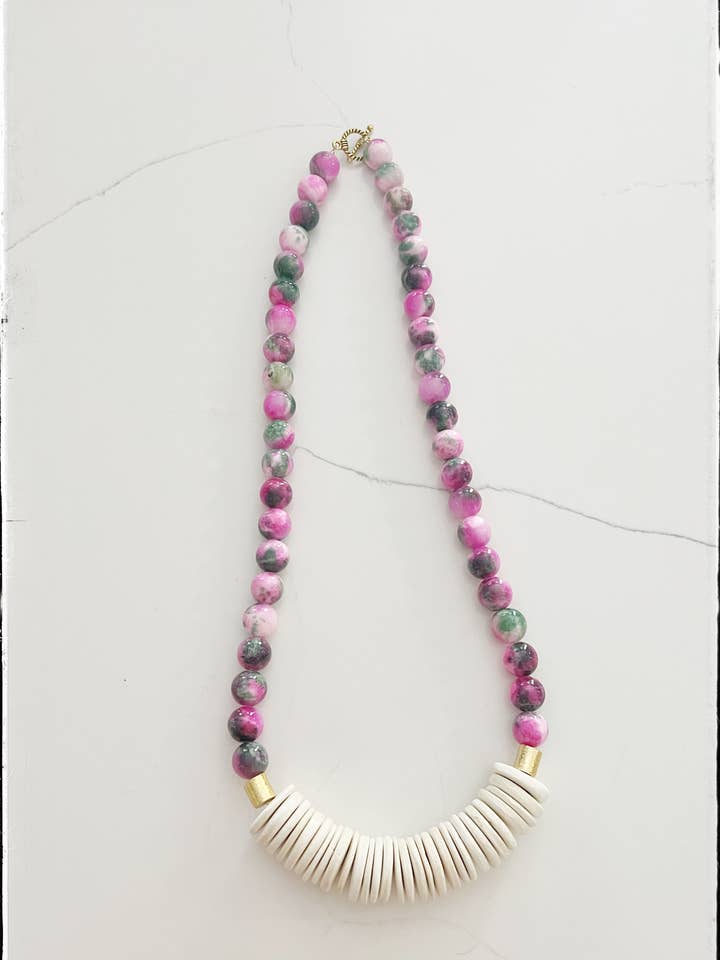 Korte halsketting met watermeloen en jade kraal, kokosnoothout voor wholesale door GentrybyJenna