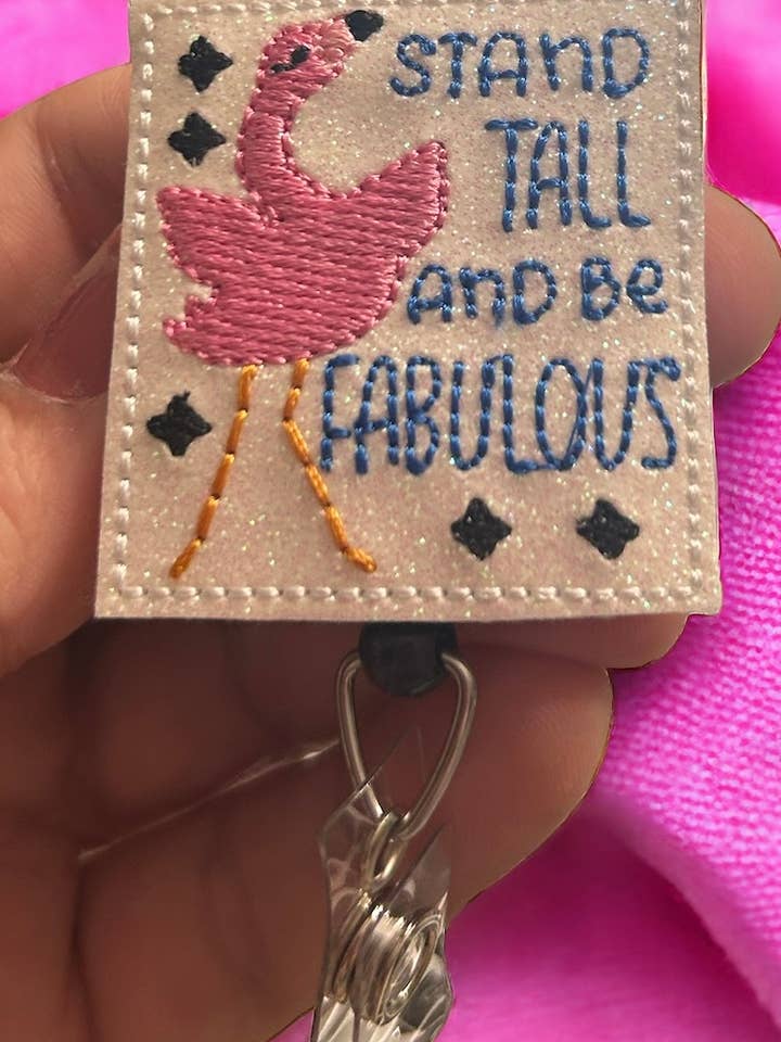 Steh aufrecht & sei fabelhaft FLAMINGO - Filz-Abzeichenhalter für den Großhandel von Fuzzy Edges Crafts LLC