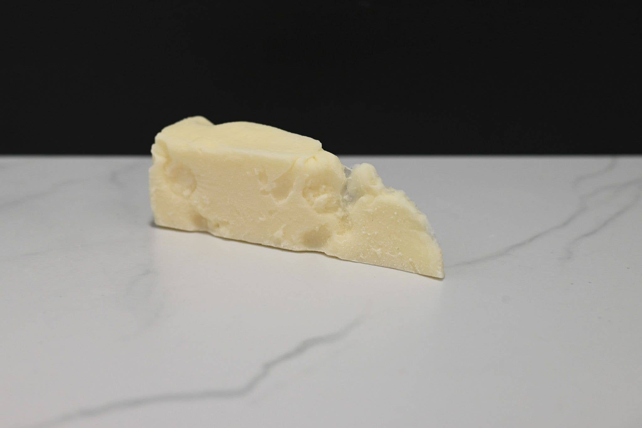 Just Dough It! Fake Foods - Venta al por mayor Artículo decorativo de mesa - Cuña de queso suizo falso1