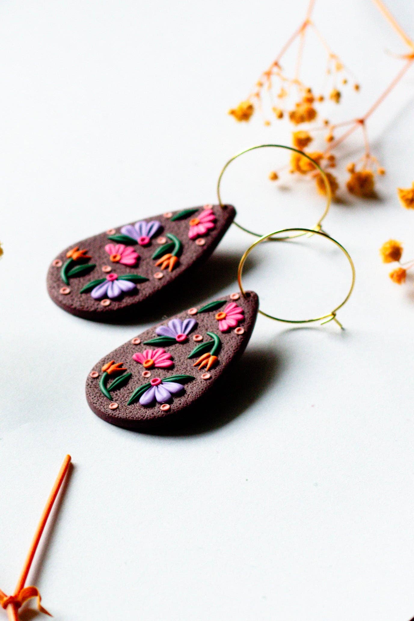 Slow Day Studios - Vendita all'ingrosso Orecchini pendenti - Orecchini a cerchio in argilla polimerica a goccia floreale - Borgogna2