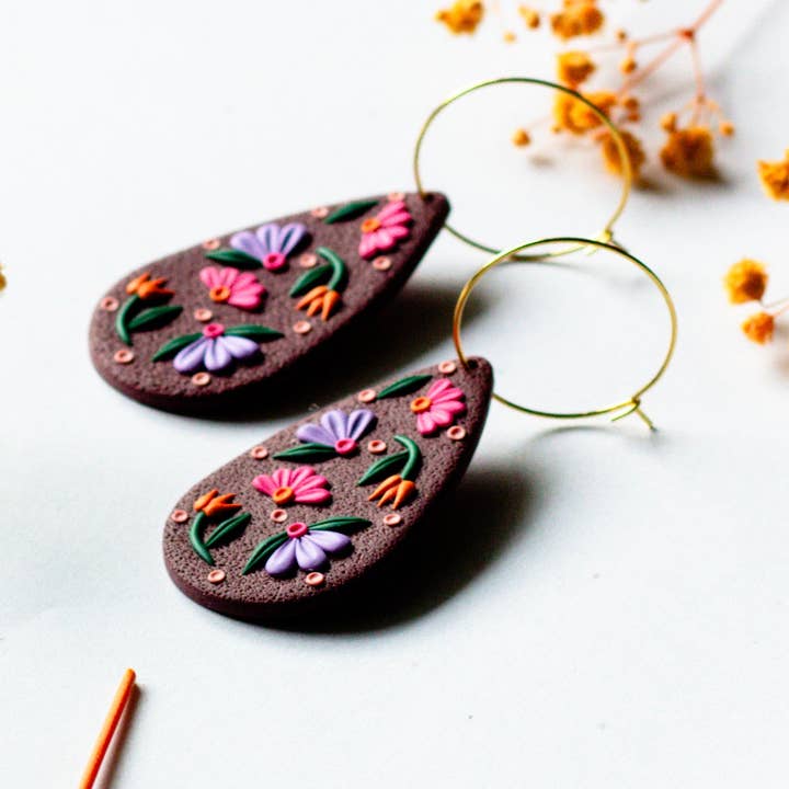 Slow Day Studios - Vendita all'ingrosso Orecchini pendenti - Orecchini a cerchio in argilla polimerica a goccia floreale - Borgogna2