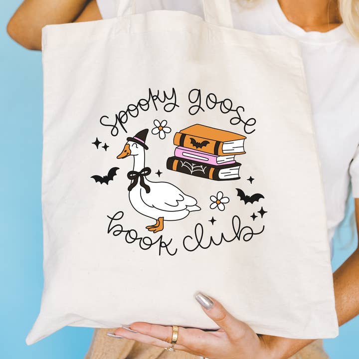 Boekachtige Canvas Tas | Lezerscadeau | Spooky Goose Club voor wholesale door Literari Goods, Co | Book Themed Candles + Gifts