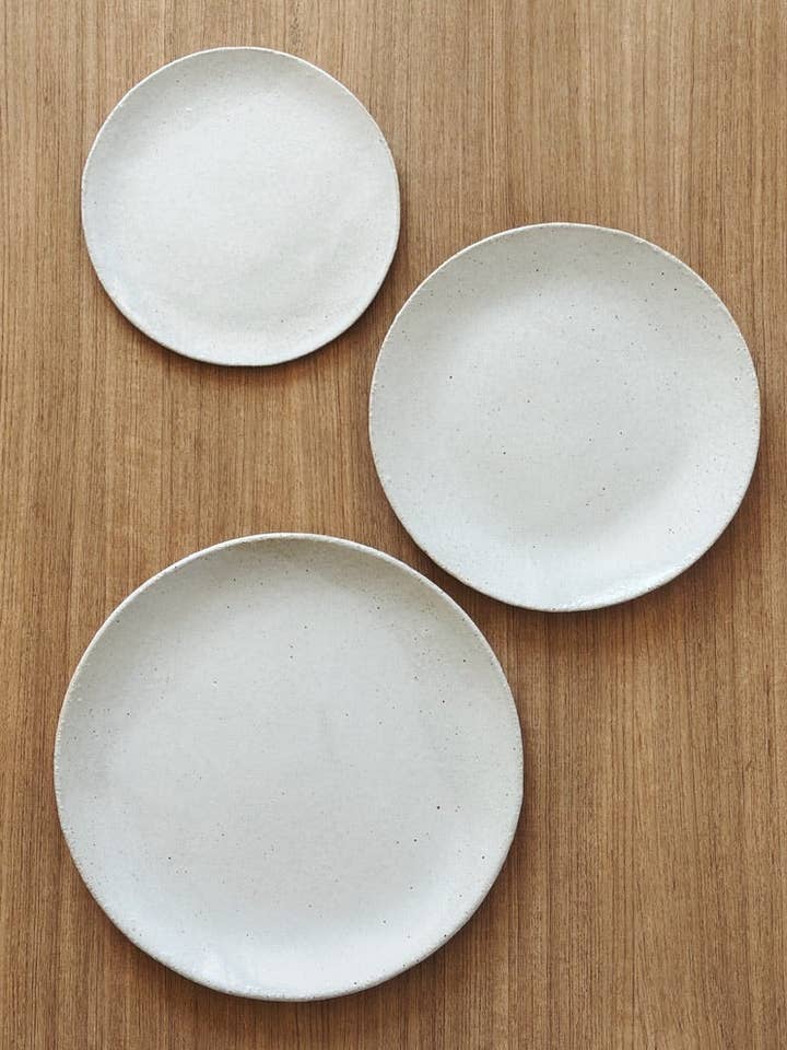 assiettes blanches pour la vente par Jenn Johnston Ceramics