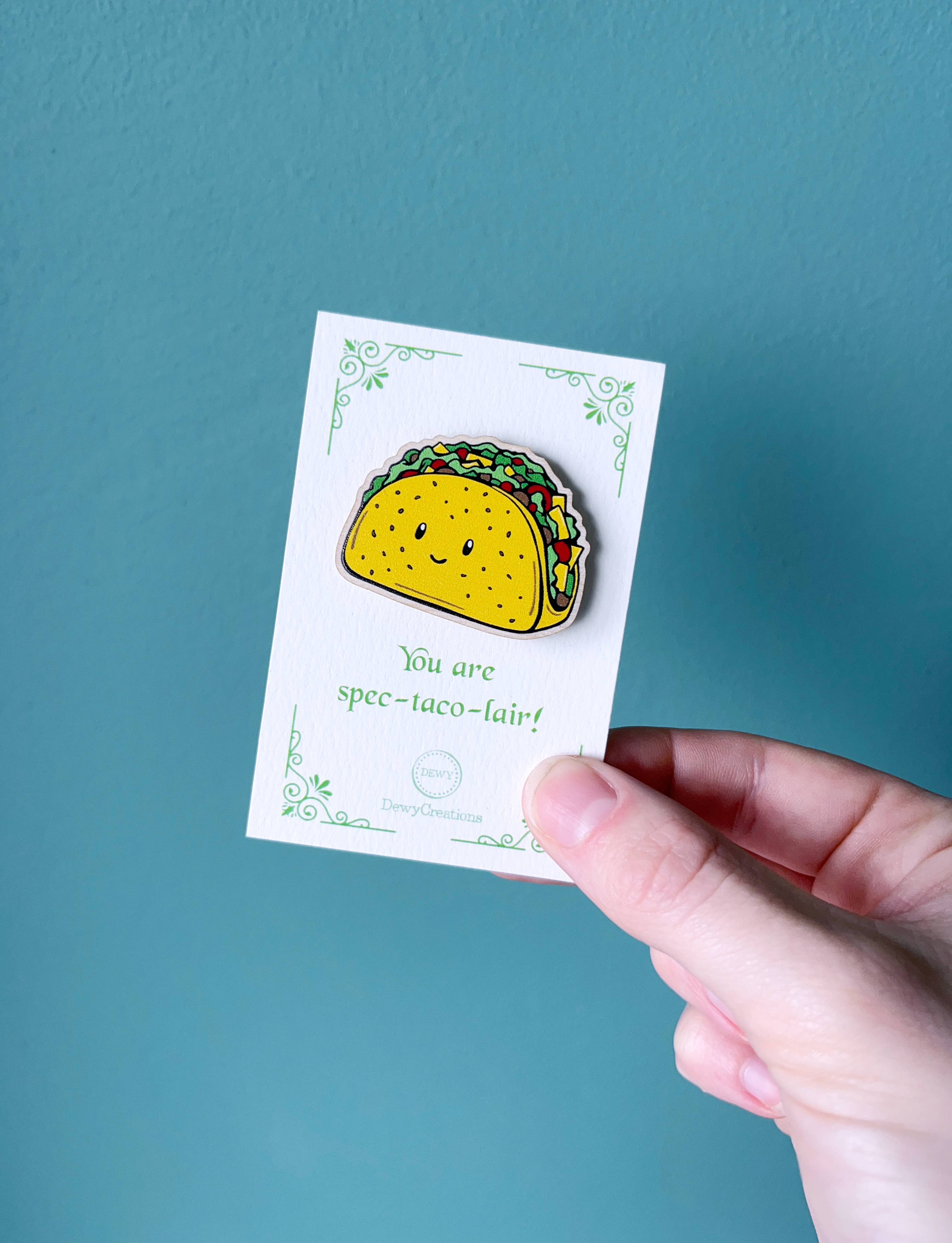 DewyCreations – wholesale Nål och knapp för kavajslag – Söt träpin med glad taco4