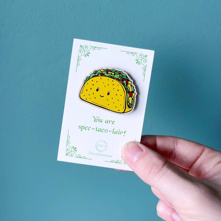 DewyCreations – wholesale Nål och knapp för kavajslag – Söt träpin med glad taco4