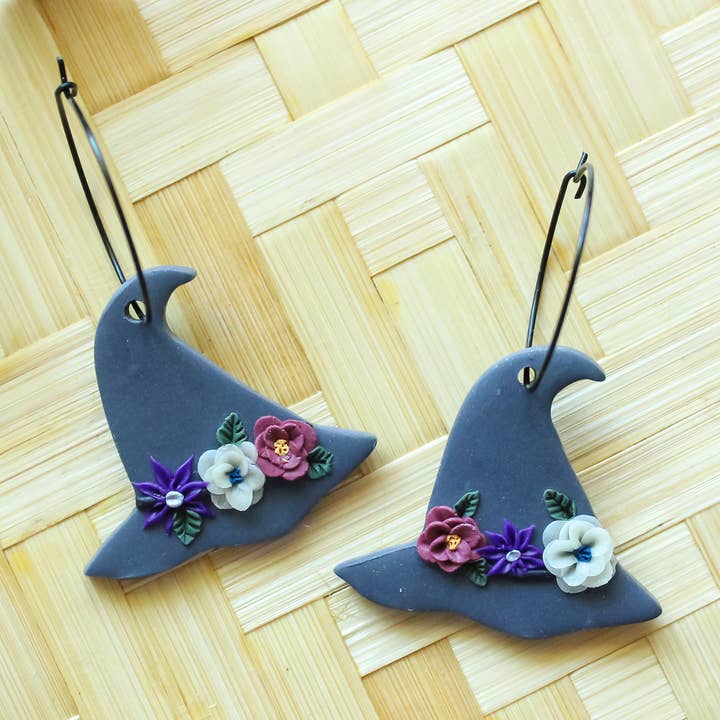 Brincos de Chapéu de Bruxa com flores na aba por atacado de The Watermark Design