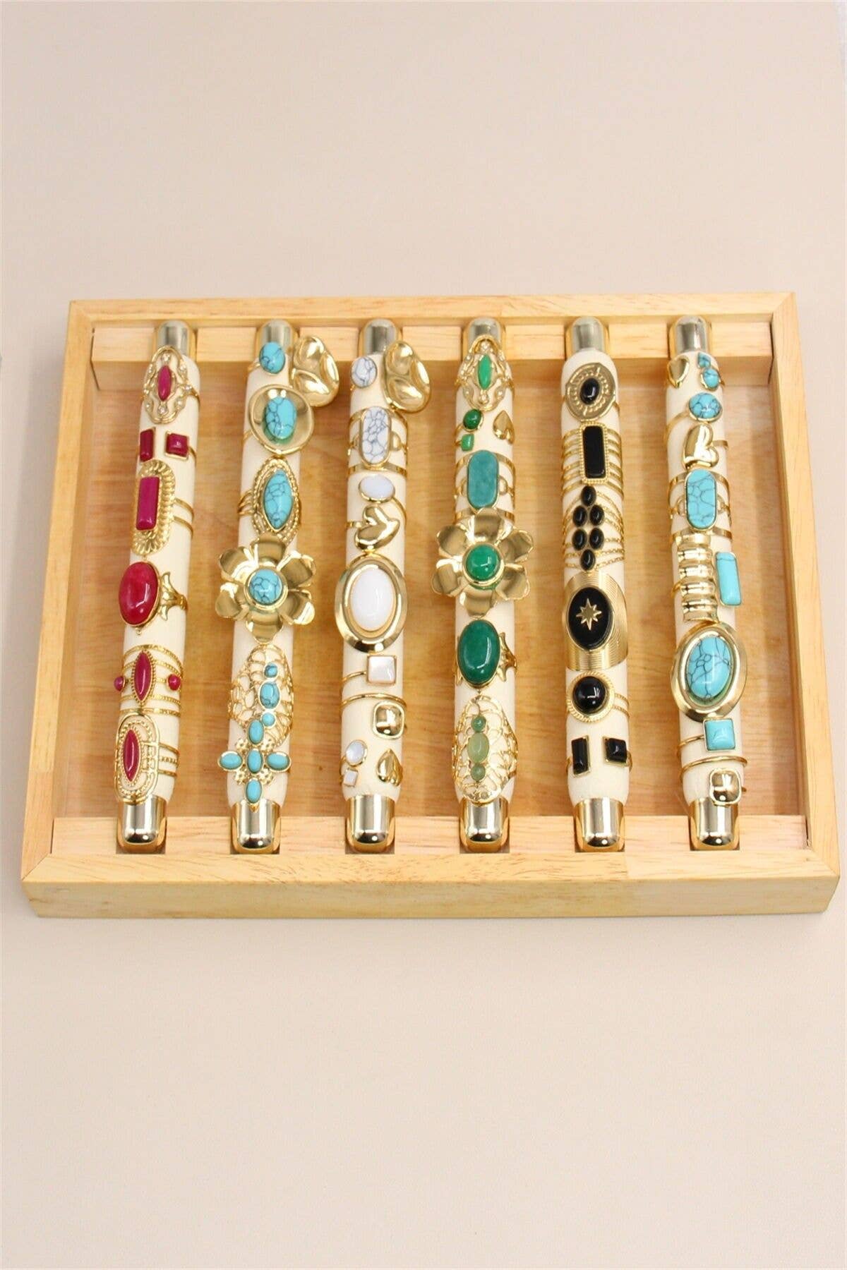 beige Elegante Houten Ringhouder voor groothandel op Faire2