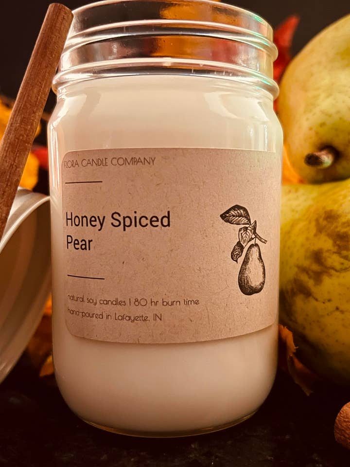 Bougie 12 oz en forme de poire épicée au miel pour la vente par Flora Candle Company