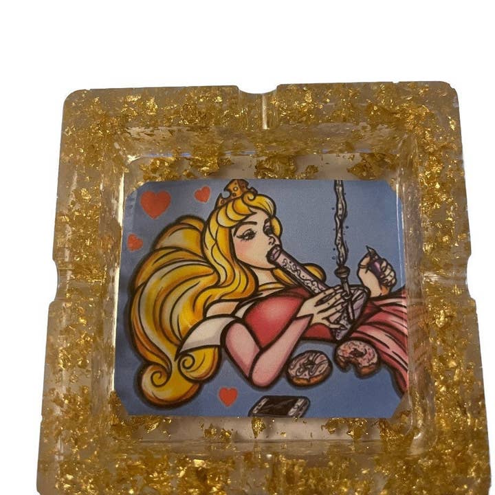 Sleeping smoking beauty ashtray for wholesale by Peaches prints