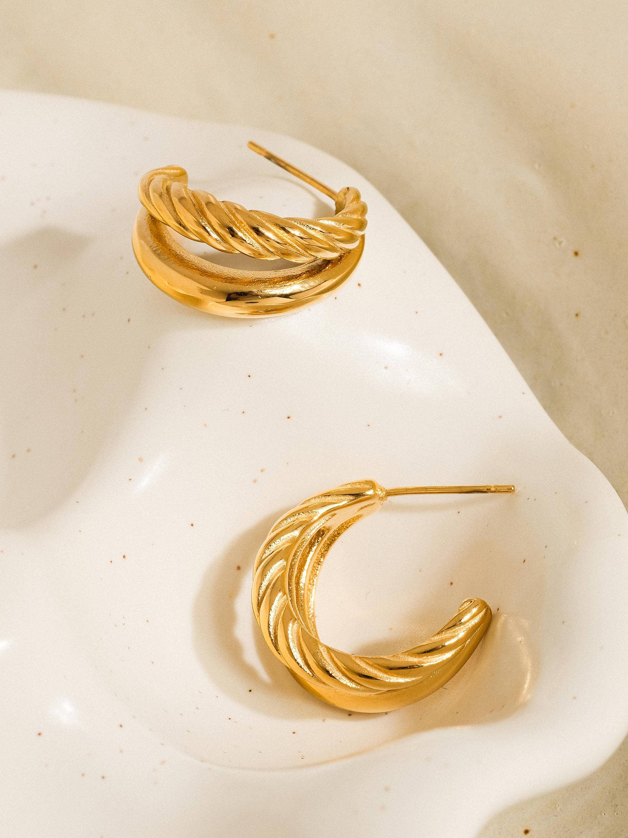 Amarillo Pendiente de Aro Doble Trenzado de Oro de 18K Ghislaine que No se Deslustra de venta al por mayor en Faire2