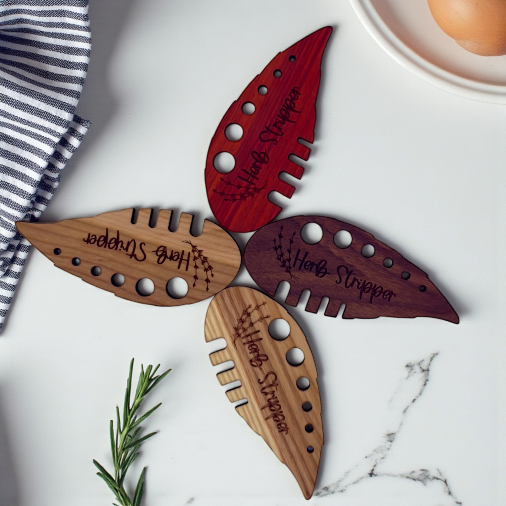 The Savvy Spade - Vente Ustensile/gadget de cuisine - Éplucheur d'herbes personnalisé avec logo – Outil de cuisine en bois dur de marque4