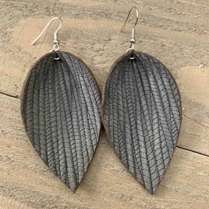 Brinco de couro com textura de folha de palmeira por atacado de Jill's Jewels