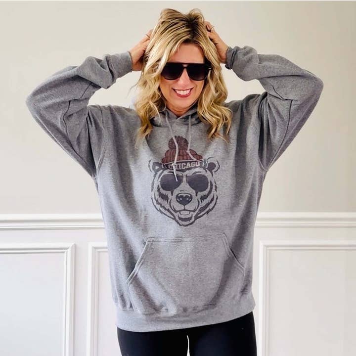 Sweat à capuche graphique avec bonnet Chicago et ours pour la vente par Limeberry Designs