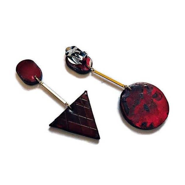 Boucles d'oreilles asymétriques à clip fabriquées à la main en argile polymère et peintes à la main. pour la vente par Sassy Sacha Jewelry