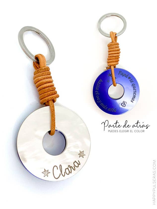 White mother-of-pearl disc keyring and text-engraved leather. for wholesale by Happypulseras