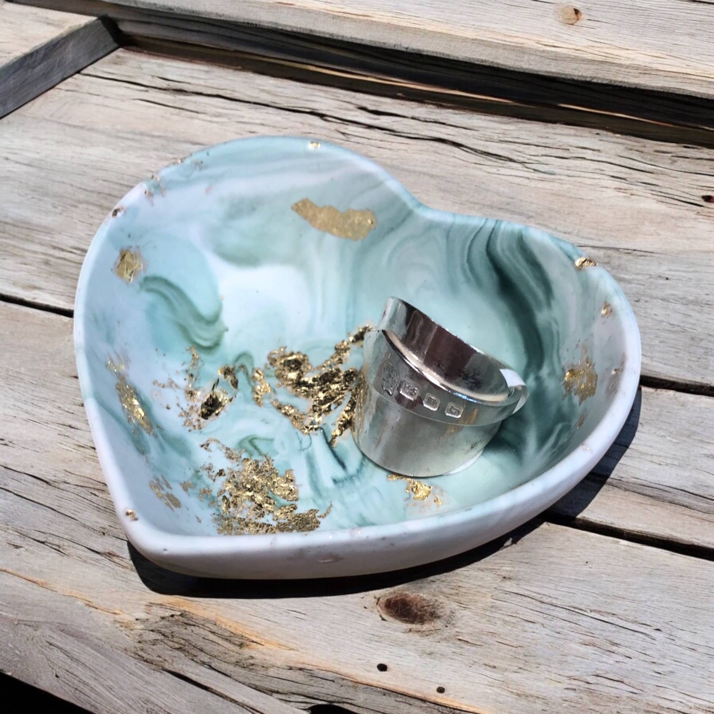 Eco Homeware Studio – Großhandel Schmuckschalen – Jesmonite Mini-Herzschale – Zen-Grüner Marmor mit Blattgold3