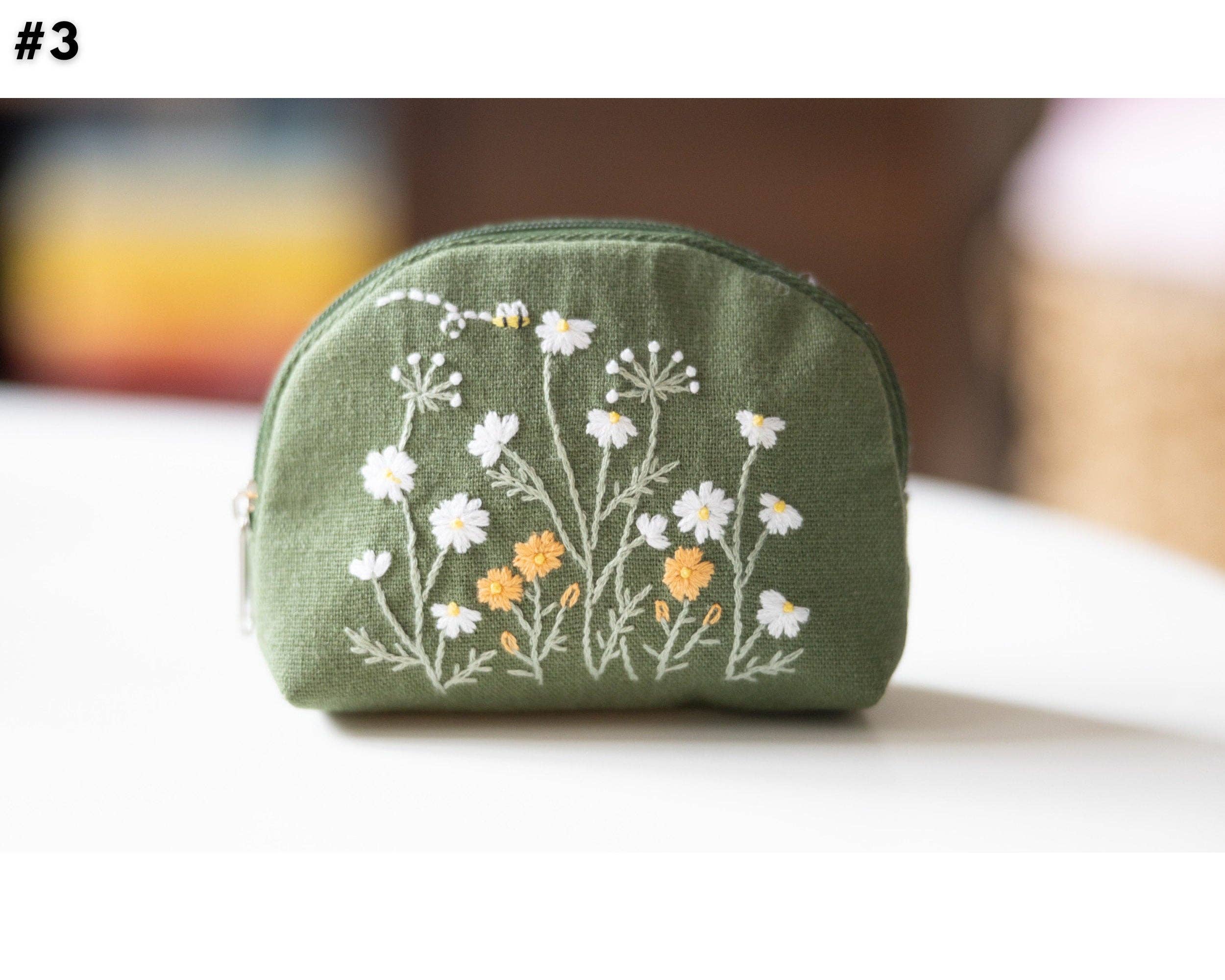 Finer Embroidery – Engroshandel Møntpung - Dame – Håndbroderet møntpung med blomsterbroderi2