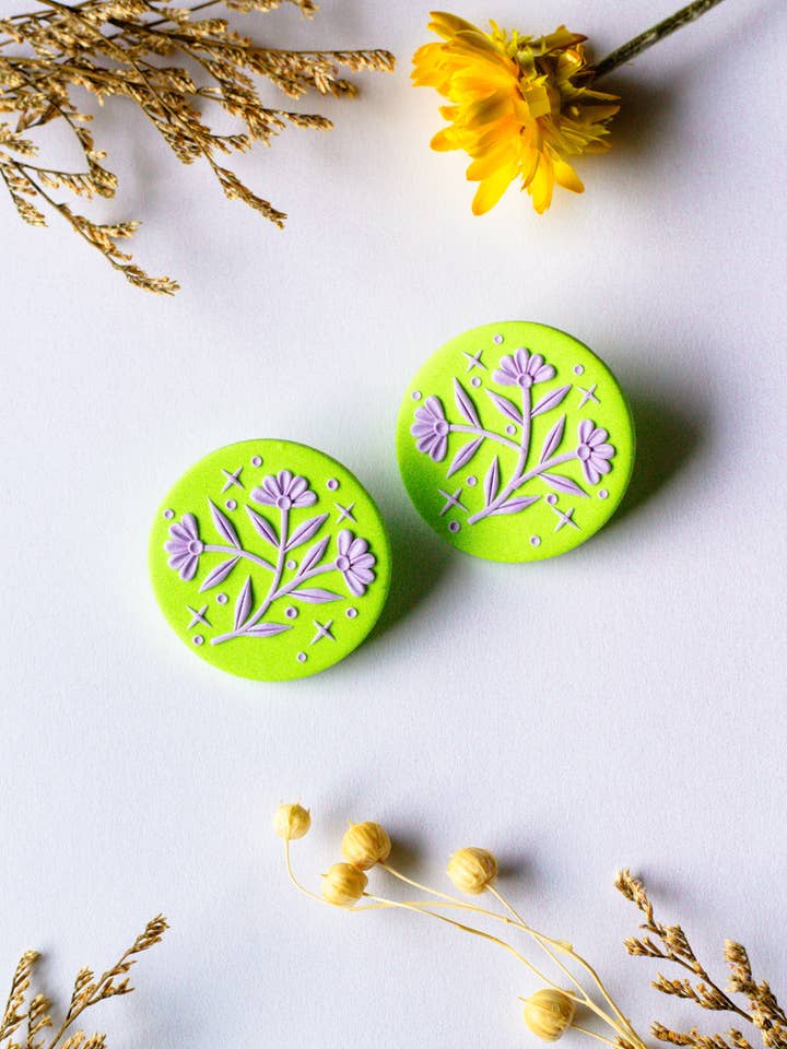 Cercle Fantaisie Florale Stud pour la vente par Slow Day Studios